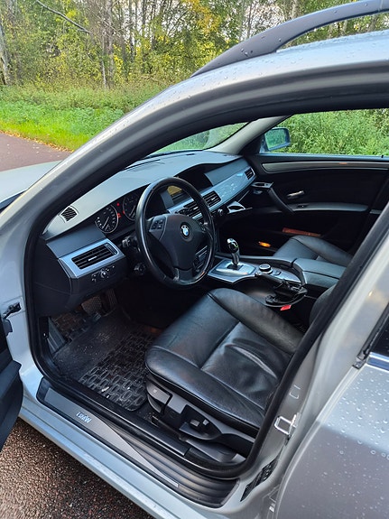 BMW 523i 3 of 7