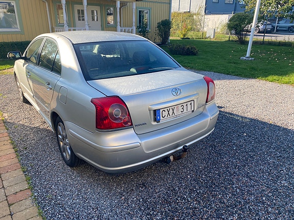 Toyota Avensis 2 of 7