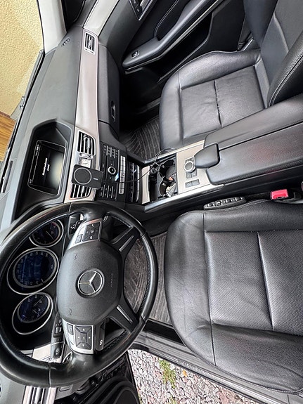 Mercedes-Benz E220 4 of 9