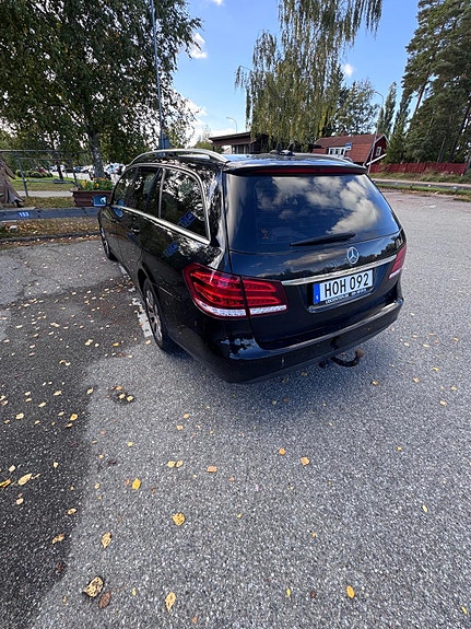 Mercedes-Benz E220 2 of 9