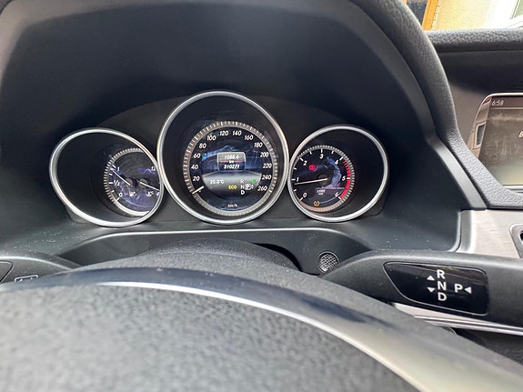 Mercedes-Benz E220 9 of 9