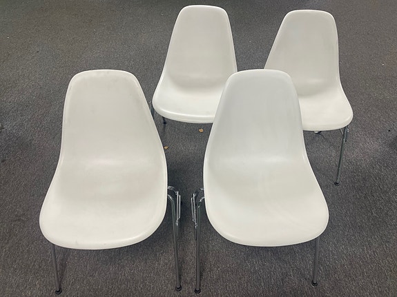 4 st äkta VITRA Eames DSS stolar (Vita / Stapelbara)