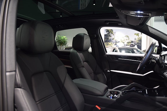 Porsche Cayenne 16 of 23