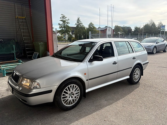 Skoda Octavia 2 of 3