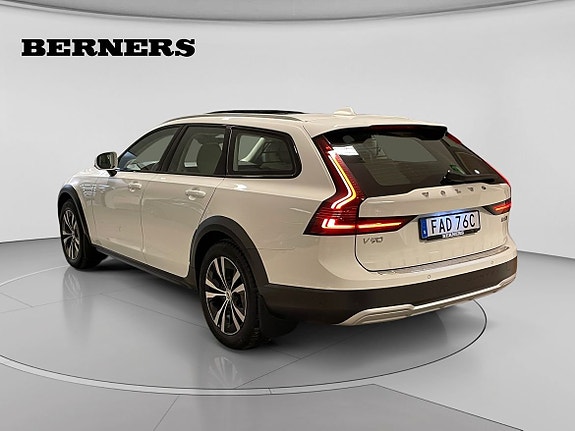 Volvo V90 Cross Country 3 of 16