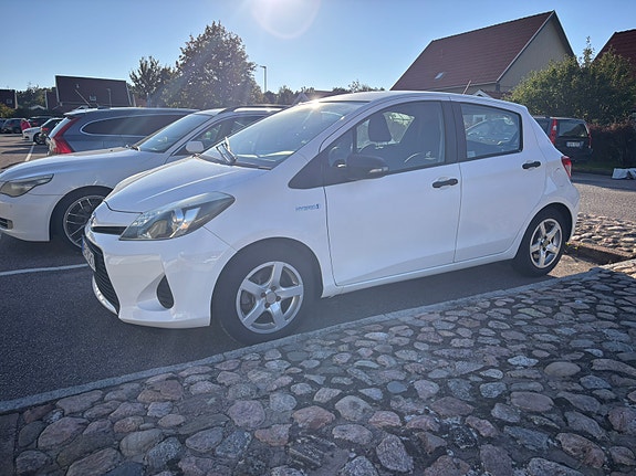 Toyota Yaris 3 of 5
