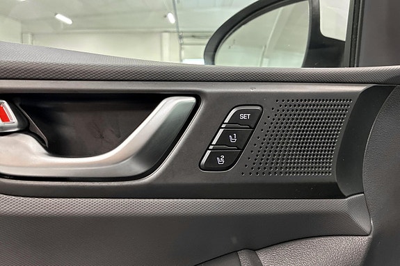 Hyundai IONIQ 11 of 17