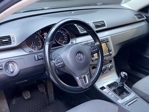 Volkswagen Passat 10 of 15