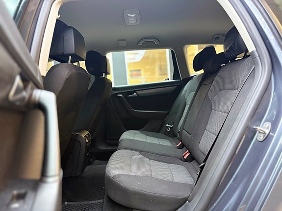 Volkswagen Passat 9 of 15