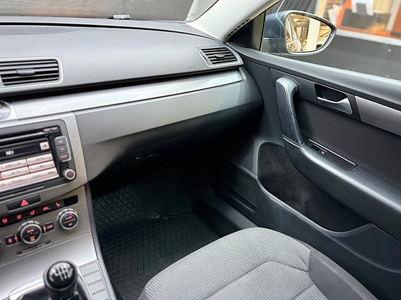 Volkswagen Passat 12 of 15