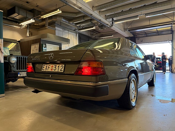 Mercedes-Benz 300 CE 9 of 30