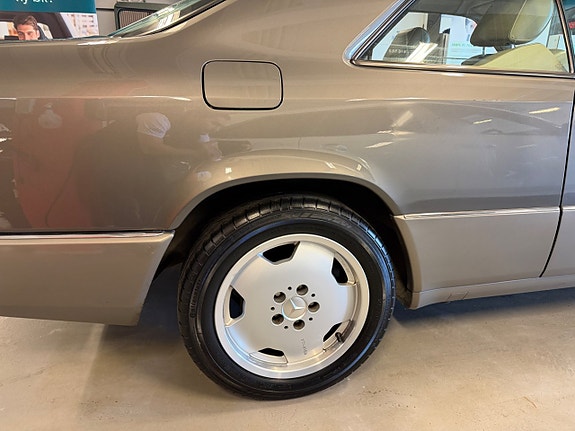 Mercedes-Benz 300 CE 8 of 30