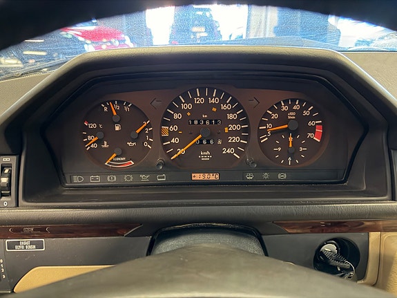 Mercedes-Benz 300 CE 23 of 30