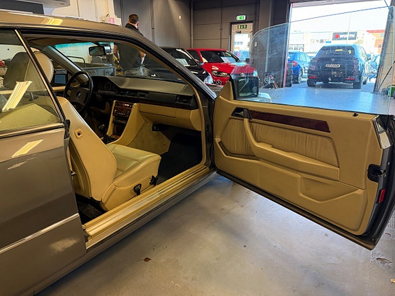 Mercedes-Benz 300 CE 28 of 30
