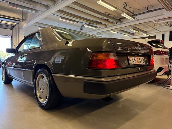 Mercedes-Benz 300 CE 16 of 30