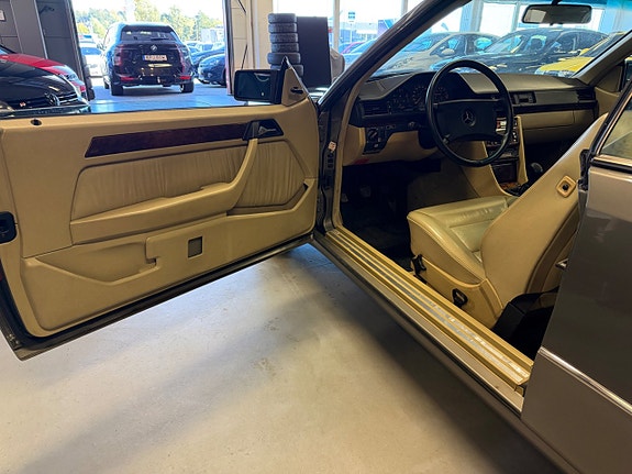 Mercedes-Benz 300 CE 19 of 30