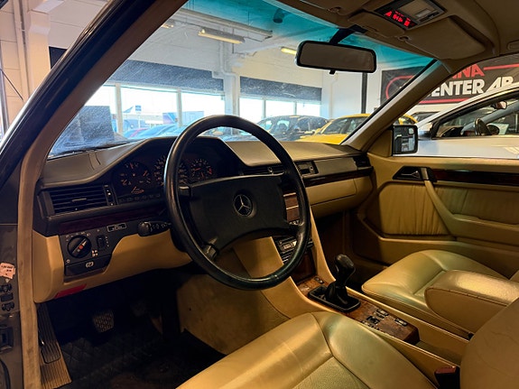 Mercedes-Benz 300 CE 22 of 30