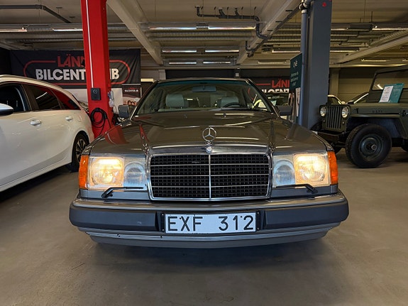 Mercedes-Benz 300 CE 4 of 30