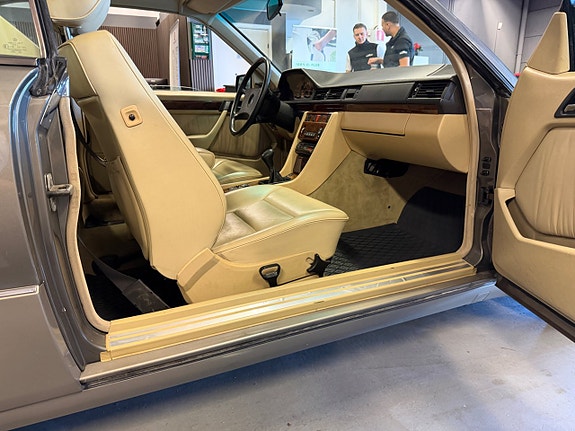Mercedes-Benz 300 CE 30 of 30