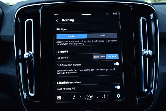 Volvo XC40 17 of 25