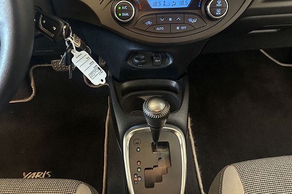 Toyota Yaris 19 of 24