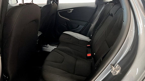 Volvo V40 11 of 17