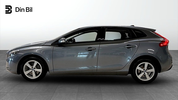 Volvo V40 2 of 17