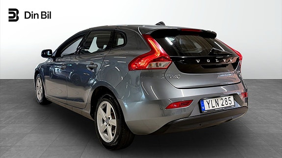 Volvo V40 3 of 17