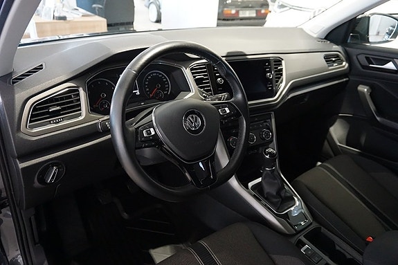 Volkswagen T-Roc 10 of 12
