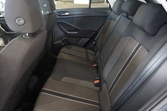 Volkswagen T-Roc 11 of 12