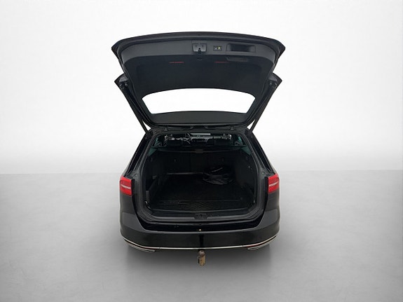Volkswagen Passat 16 of 19