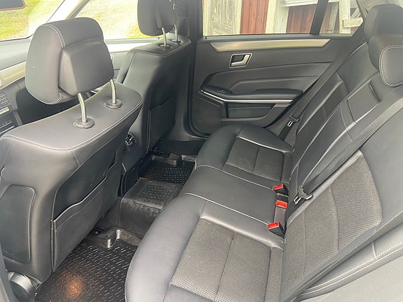 Mercedes-Benz E220 4 of 5