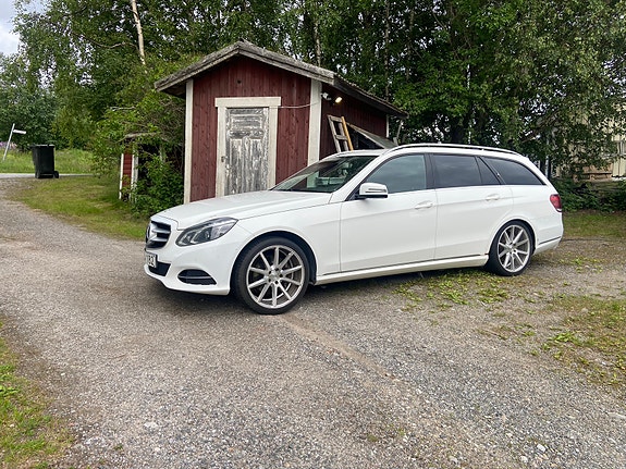 Mercedes-Benz E220 3 of 5