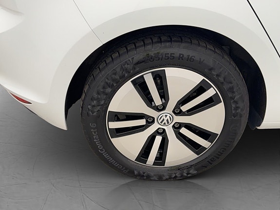 Volkswagen e-Golf VII 21 of 23