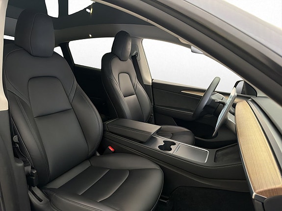 Tesla Model Y 24 of 29