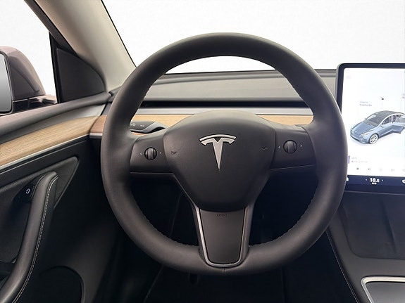 Tesla Model Y 13 of 29