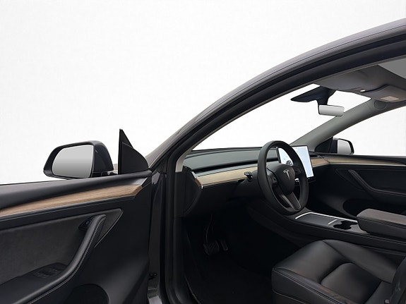 Tesla Model Y 10 of 29