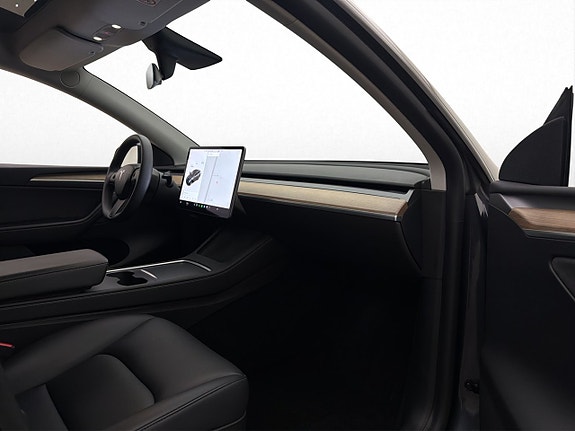 Tesla Model Y 25 of 29