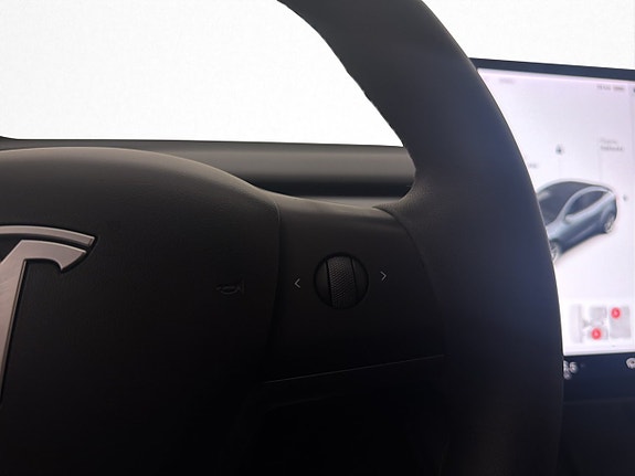 Tesla Model Y 15 of 29