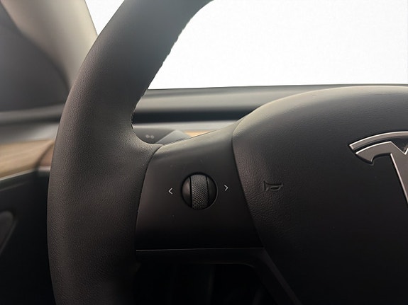 Tesla Model Y 14 of 29