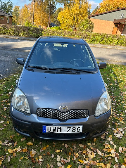 Toyota Yaris 2 of 7