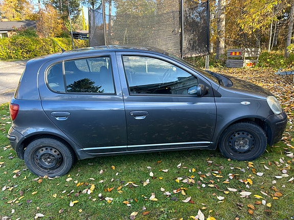 Toyota Yaris 3 of 7