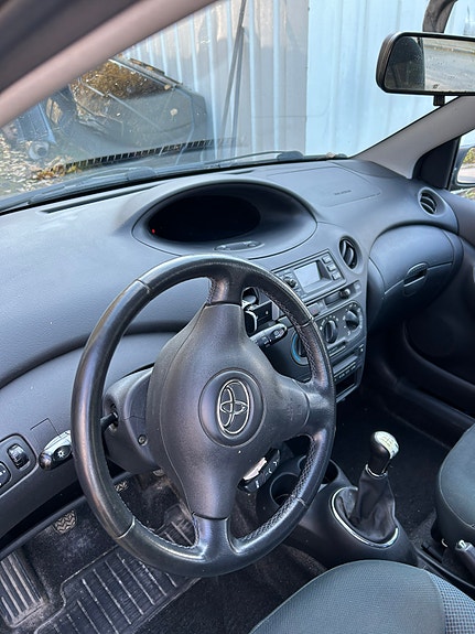Toyota Yaris 5 of 7