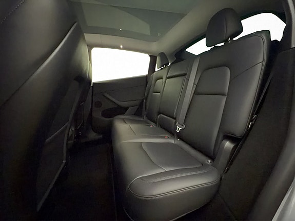 Tesla Model Y 25 of 30