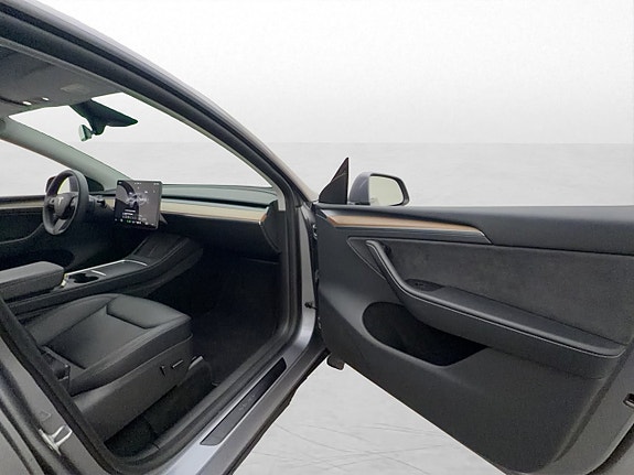 Tesla Model Y 29 of 30