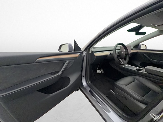 Tesla Model Y 11 of 30