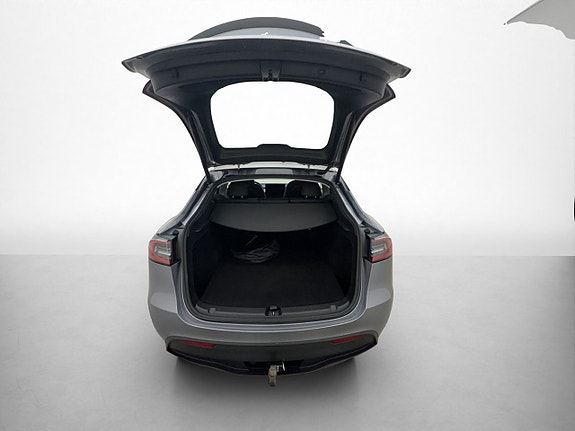 Tesla Model Y 26 of 30