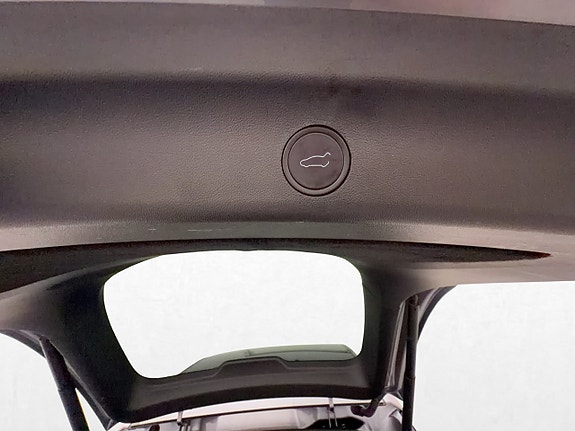 Tesla Model Y 27 of 30