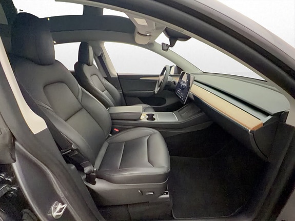Tesla Model Y 28 of 30