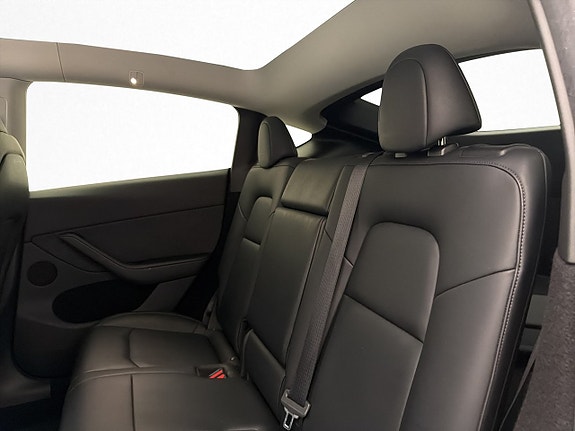 Tesla Model Y 26 of 30